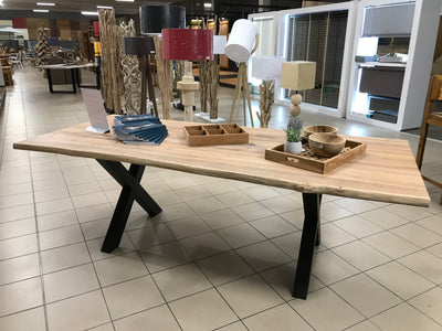 Table en chêne massif et pieds en X